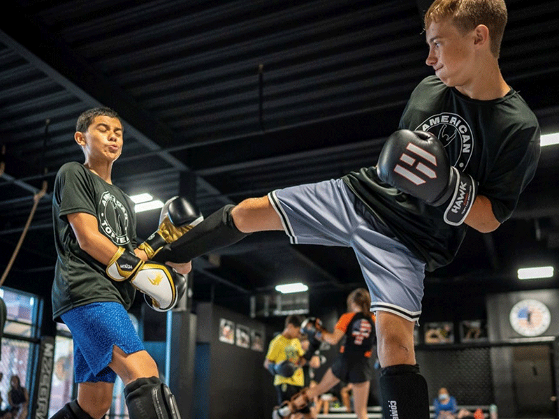 Jongeren tijdens kickbokstraining