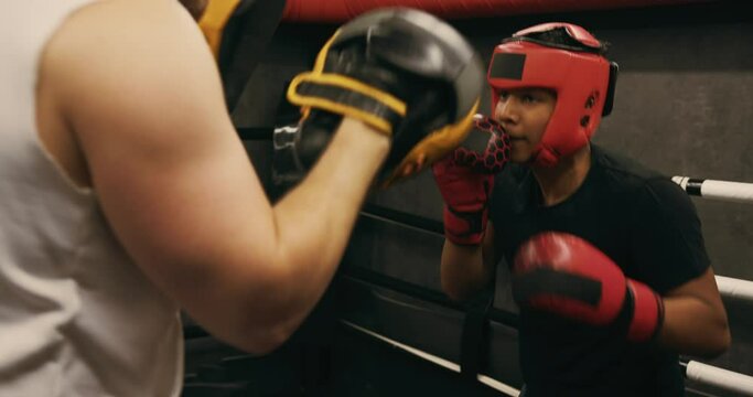 Bokstraining jongere met rode handschoenen